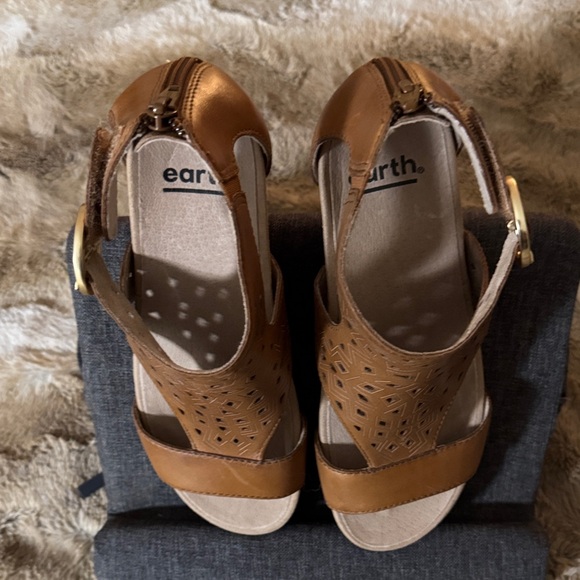 Earth Tan Leather Sandals with Cutout Pattern - 6.5 - Picture 4 of 4